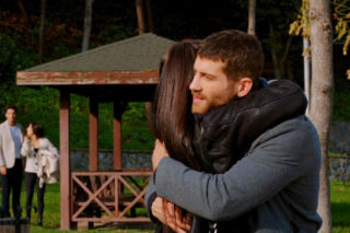 Miłość i nadzieja, odcinek 338: Zeynep nie jest jedyną miłością Cihana? Razem z Egem nakryją go z inną - ZDJĘCIA