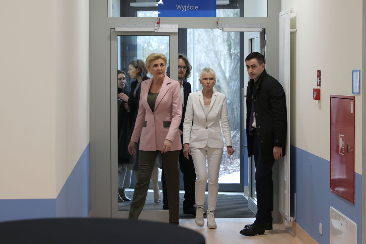 Agata Duda w garniturach