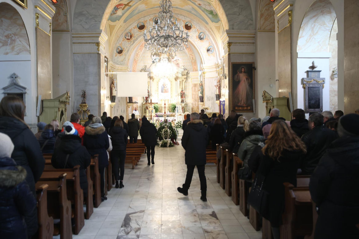 Pogrzeb tragicznie zmarłej 14-letniej Natalki z Andrychowa. Jej śmierć wstrząsnęła Polską