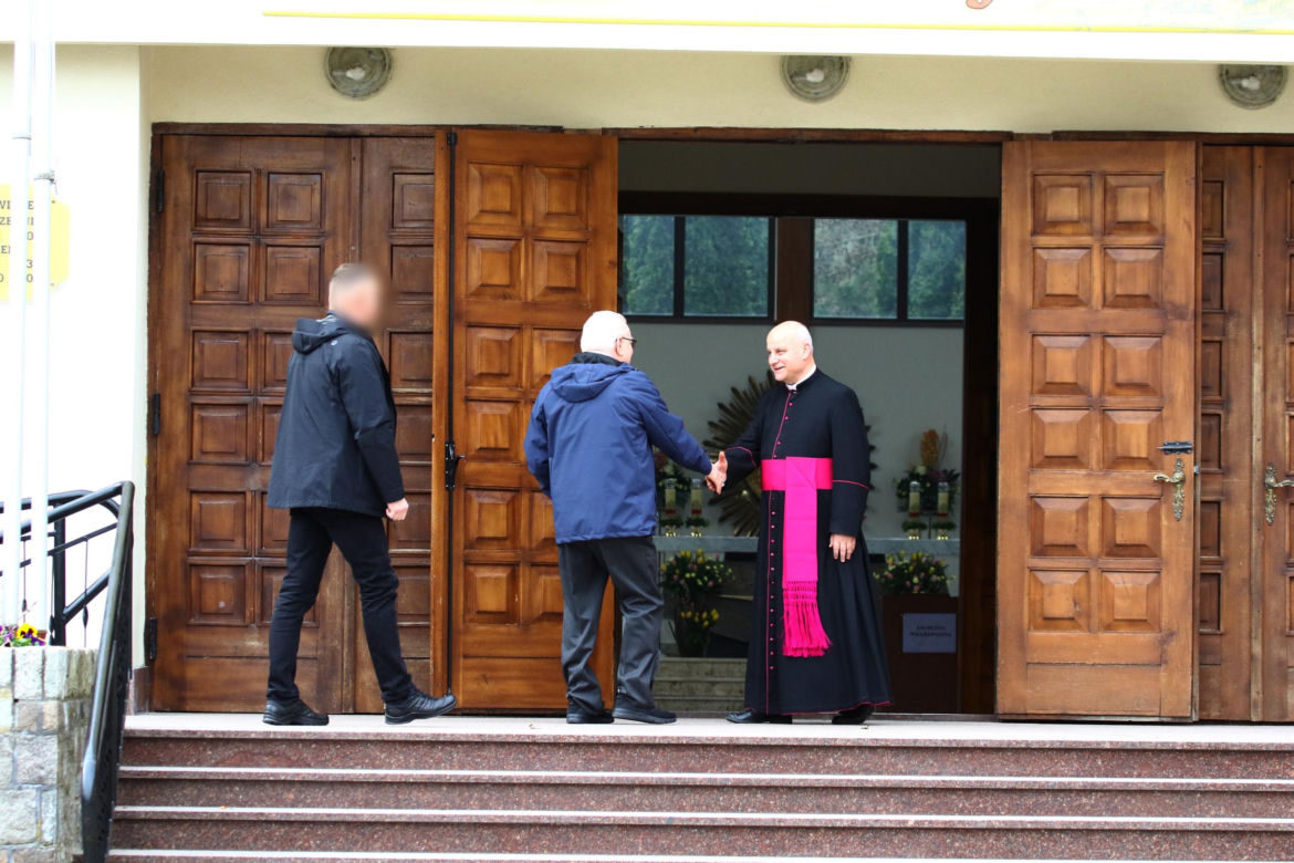 Wiosenny Lech Wałęsa na wielkanocnej mszy
