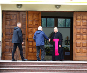 Wiosenny Lech Wałęsa na wielkanocnej mszy