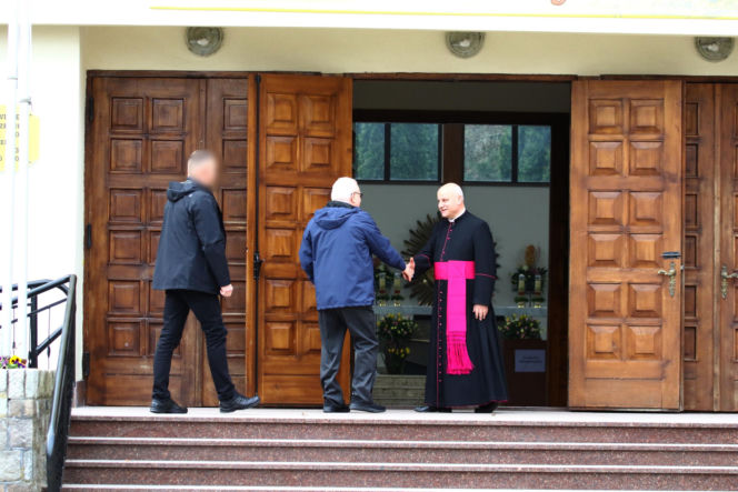 Wiosenny Lech Wałęsa na wielkanocnej mszy