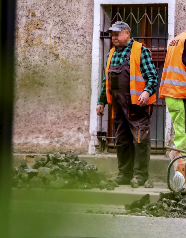 Tak wyglądają roboty drogowe w Ostródzie. Telefon zamiast łopaty. Ekipa rodem z memów