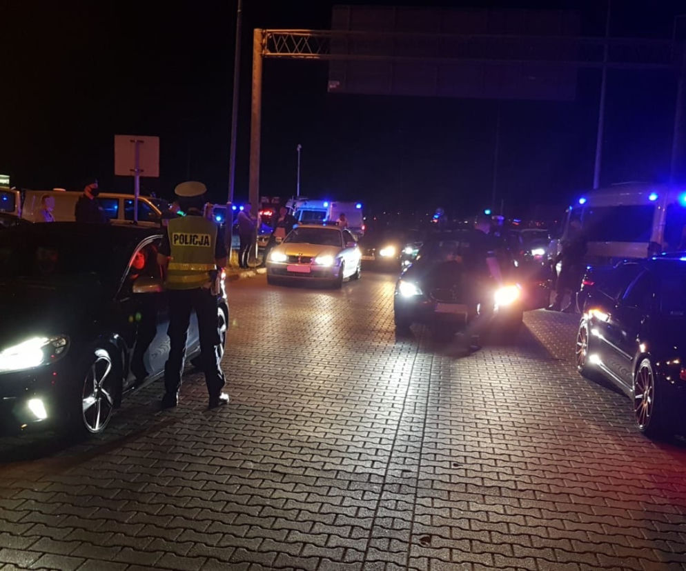NIELEGALNY zlot samochodów pod Poznaniem. Policjanci wypisali 135 mandatów 