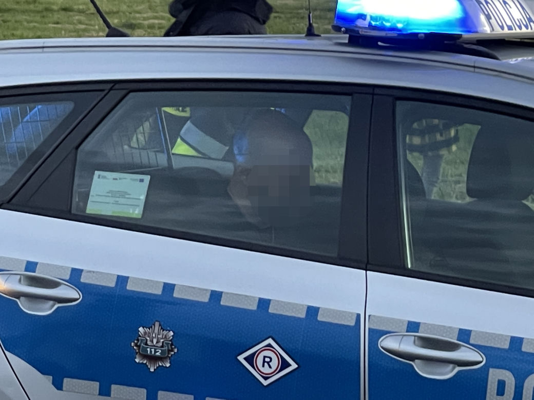 Auto kilka razy koziołkowało. Za kierownicą pijany ojciec. Pasażerką była jego maleńka córeczka