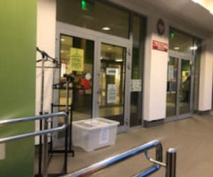 Zostaw czapkę na wieszaku. Tak możesz pomóc bezdomnym