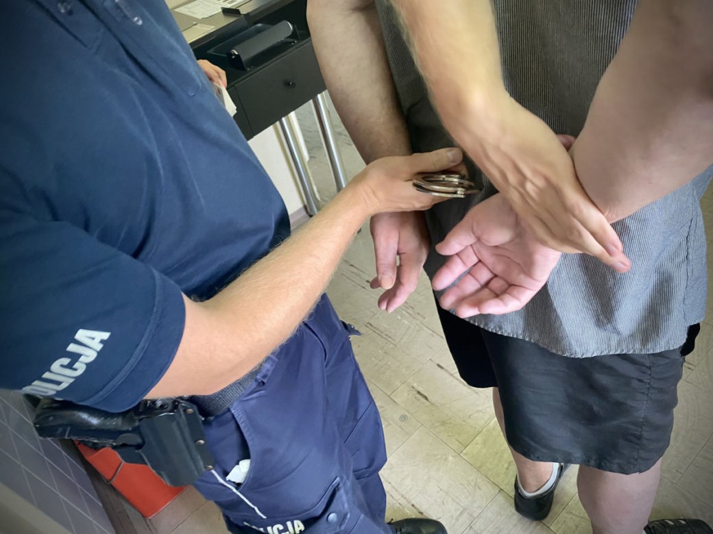 Wyrzucił do rowu kota w worku! 62-latek bez serca
