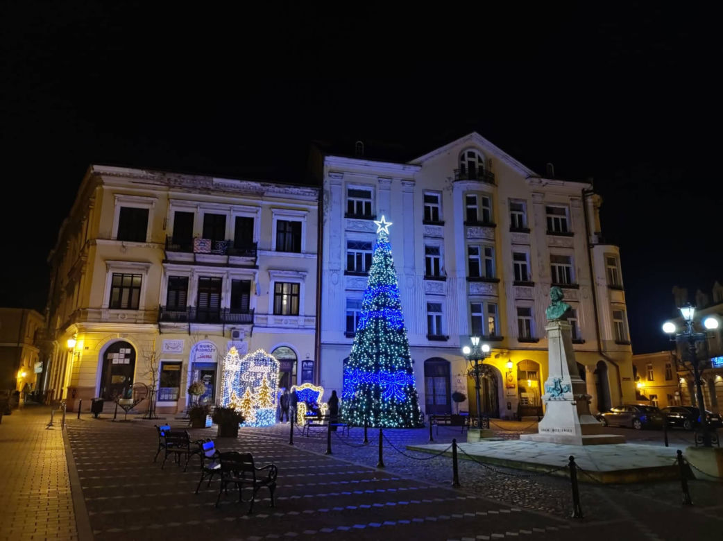 Tarnów. Świąteczna iluminacja już rozbłysła. Tak wygląda choinka na pl. Kazimierza