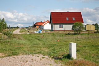 Nowe definicje w Prawie budowlanym 2026. Pojęcie budynku nabrało wielu nowych znaczeń, wiadomo też jak odróżnić zabudowę jednorodzinną od zagrodowej. Zmiany od 20 września