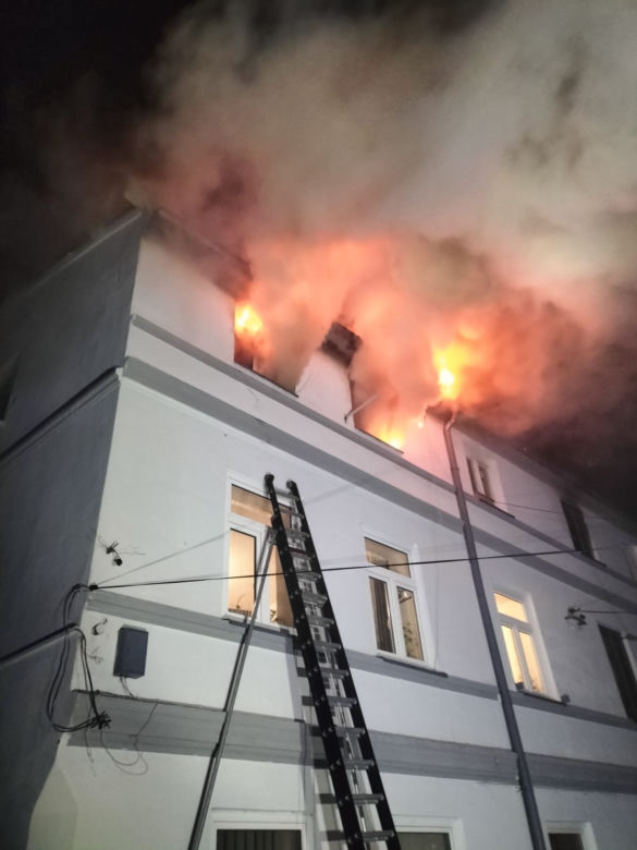 Makabryczny pożar w Zduńskiej Woli! Dwie osoby nie żyją, kolejnych pięć zabrały karetki [ZDJĘCIA].