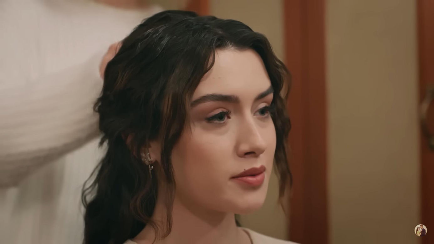 Zeynep przygotowuje się do uroczystości w sukni zaręczynowej Zumrut