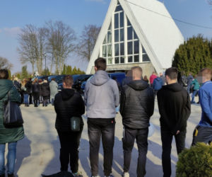 Tłumy na pogrzebie trójki zamordowanych chłopców i morze łez na wspólnym grobie