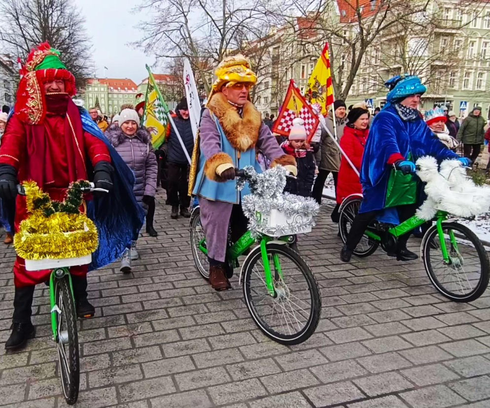 Trzej królowie pojechali na rowerach! Wspólne kolędowanie w centrum Szczecina 