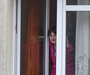 Zarazili Panią Irenę koronawirusem, a potem wyrzucili na bruk