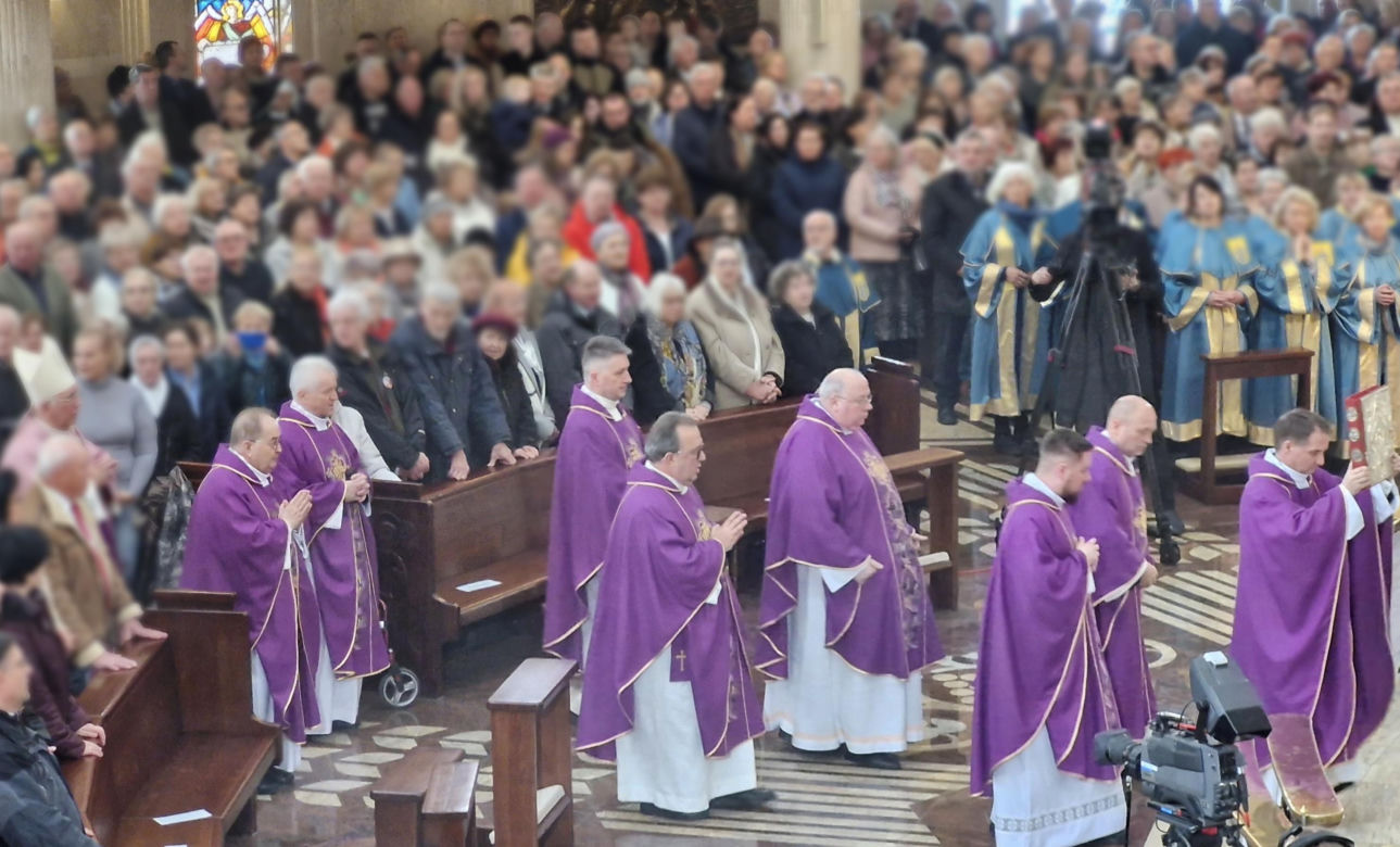 Toruń. Rydzyk zwiera szeregi i modli się za Ojczyznę. Tłumy wypełniły świątynię