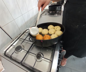 Warsztaty pieczenia pączków w grudziądzkim gastronomiku