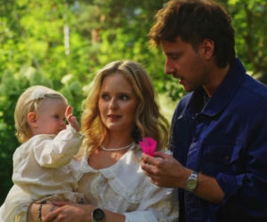 Rodzinka.pl nowy 19 sezon. Magda (Olga Kalicka), Tomek (Maciej Musiał), ich córka Nikola (Aniela)