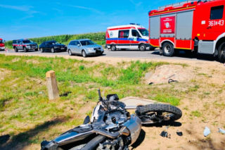 Motocyklista zderzył się z ciągnikiem rolniczym pod Łomżą! Droga jest zablokowana