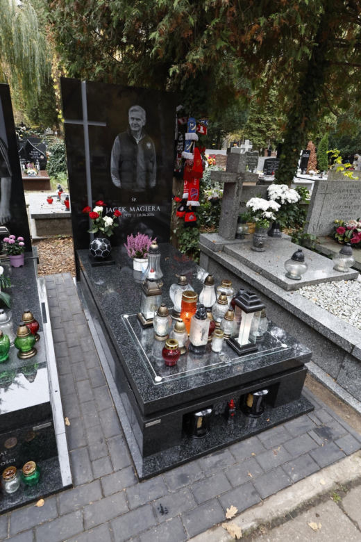 Groby Jacka Magiery i Lucjana Brychczego na Cmentarzu Wojskowym na Powązkach