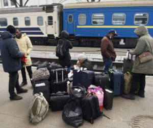 Ukraińcy uciekają przed wojną. Szturm na pociągi i autobusy we Lwowie
