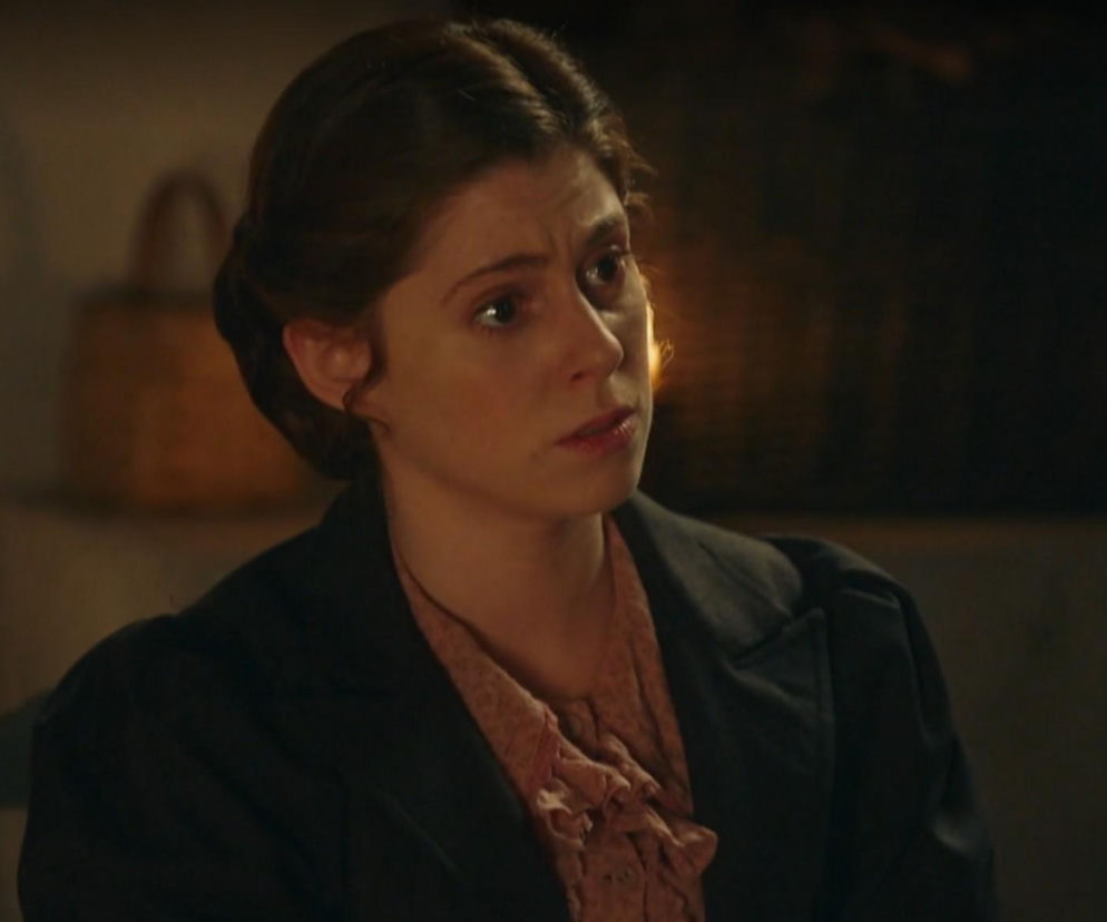 Zbliżenie na twarz aktorki Sary Moliny, odtwarzającej rolę Marii Fernández w serialu La Promesa, z poważnym wyrazem twarzy, nawiązującym do buntu przeciwko arystokratom. Więcej o losach bohaterów na portalu Super Seriale.