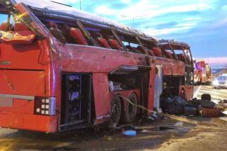 Tragiczny wypadek autobusu na autostradzie A4. Ustalono tożsamość ofiar! Wrak pojazdu odholowany [NOWE FAKTY]