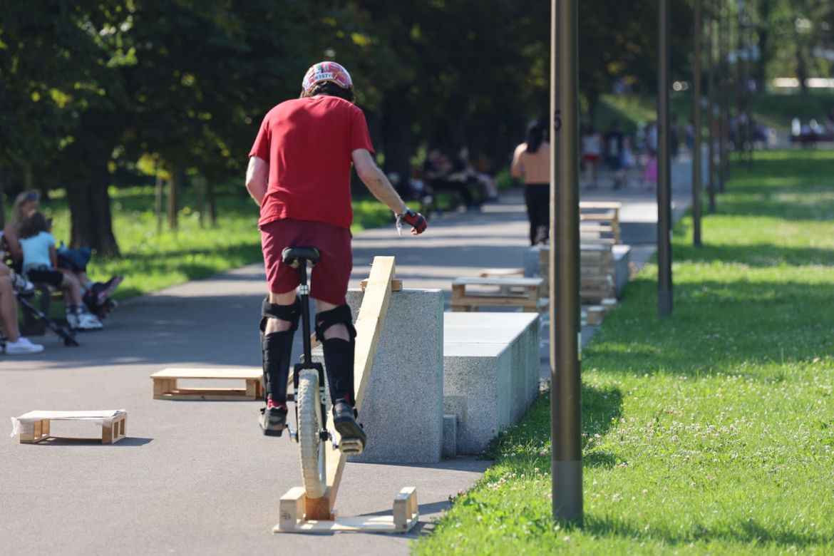 Monocyklowy trial w Parku Ludowym w Lublinie w ramach Europejskiej Konwencji Żonglerskiej