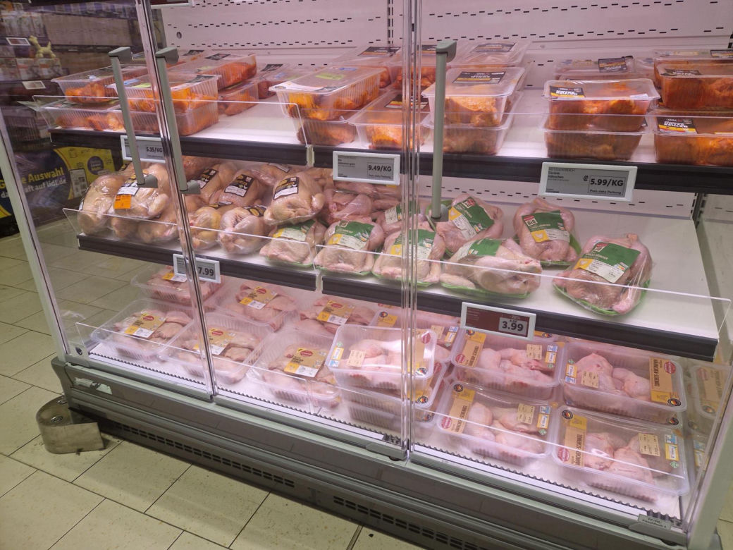 Porównaliśmy ceny w polskim i niemieckim markecie. Gdzie zarobimy tańsze zakupy na Wielkanoc? 