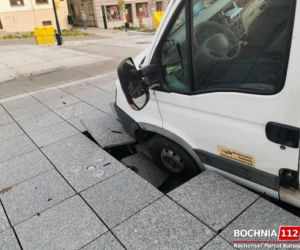 Bochnia. Dostawczak zniszczył nową fontannę na rynku [ZDJĘCIA]