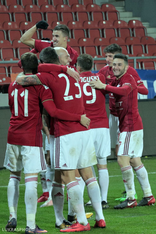 Derby Krakowa: Kibole ostrzelali sektor gości. Cały stadion w dymie [ZDJĘCIA, WIDEO, AUDIO]