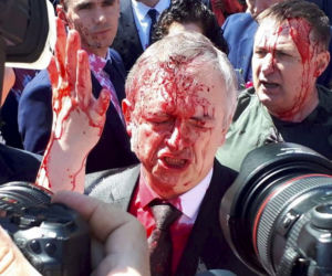 Pomimo zakazu ambasador postanowił demonstracyjnie złamać zakaz