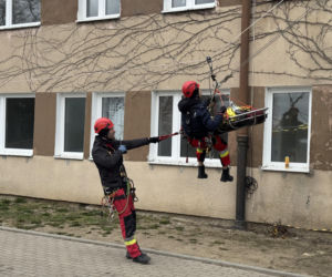 Potężne manewry strażaków na Pomorzu. Do akcji weszły psy ratownicze i policyjni antyterroryści