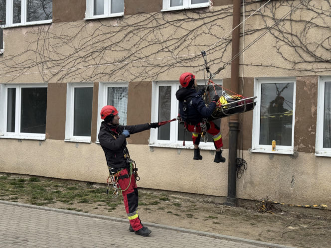Potężne manewry strażaków na Pomorzu. Do akcji weszły psy ratownicze i policyjni antyterroryści