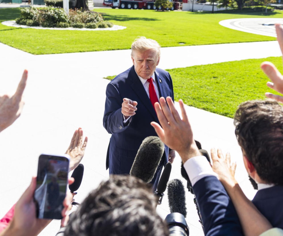 Donald Trump wskazuje palcem na dziennikarzy. O amerykańskiej bazie wojskowej w Polsce przeczytasz na Eska.