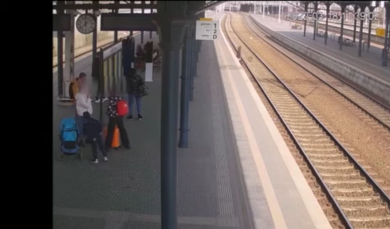 Groza na gdańskim dworcu! Spadł na torowisko, mógł skończyć tragicznie. Jest nagranie