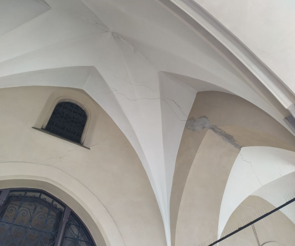 Miasto naprawia pęknięcia Sukiennic nie znając ich przyczyny. Prace potrwają 3 miesiące