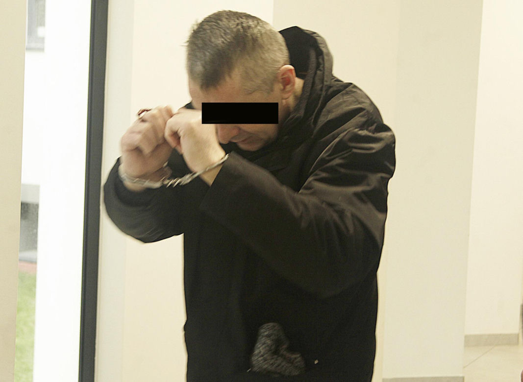 Zaatakował nożem komorniczkę, kobieta nie miała szans. Matka zabójcy zabrała głos: „przepraszam za mojego syna”