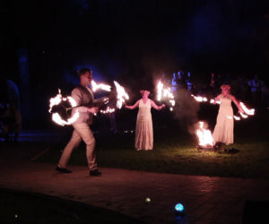Pokaz fireshow w wykonaniu tancerzy i tancerek Teatru Ognia „Mantra” z Makowa Mazowieckiego