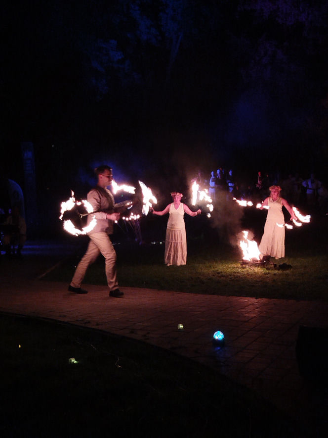 Pokaz fireshow w wykonaniu tancerzy i tancerek Teatru Ognia „Mantra” z Makowa Mazowieckiego