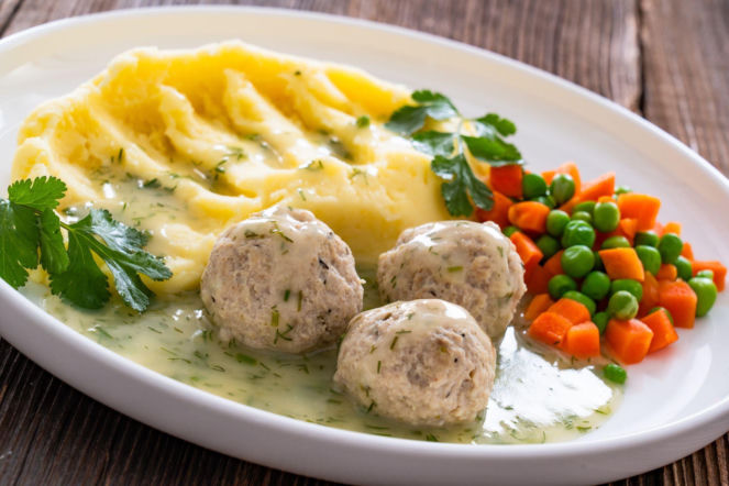 Klopsiki z indyka w sosie koperkowym jak u mamy. Lekkie, a rozpływają się w ustach