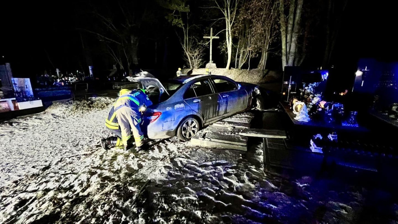 Zdemolował bramę cmentarza i wjechał w nagrobki! Zaskakujące zachowanie 41-latka