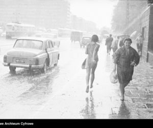 Warszawa zniknęła pod wodą! Zalane ulice i chodniki. Co tam się działo! Archiwalne zdjęcia z lat 60.