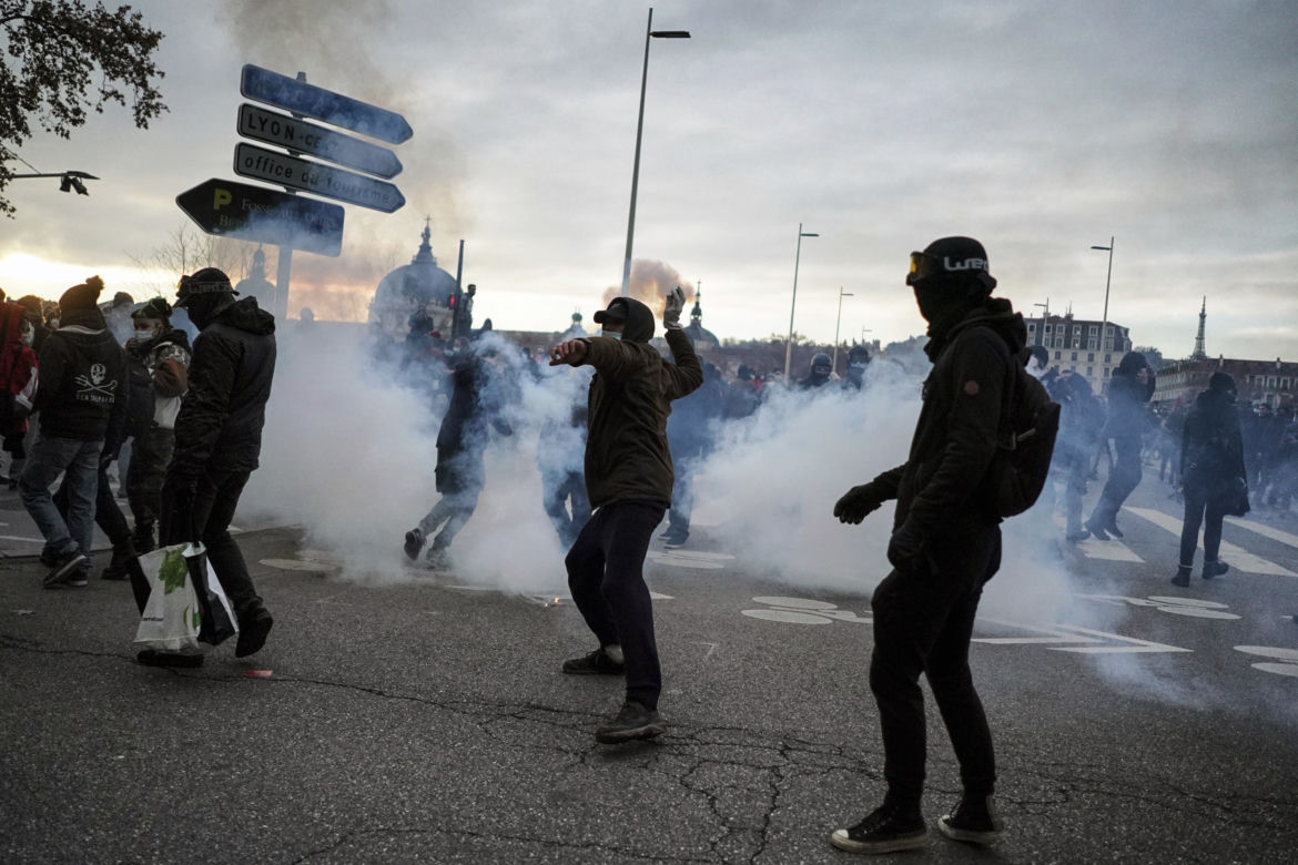 Francja płonie! Wielki atak na policję, dziesiątki rannych