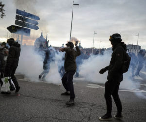 Francja płonie! Wielki atak na policję, dziesiątki rannych