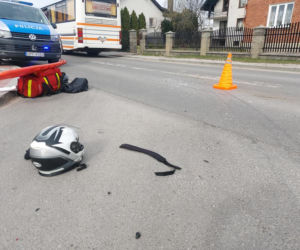 17-latek jechał motocyklem, nagle uderzyło w niego auto. Tragedia w Opocznie