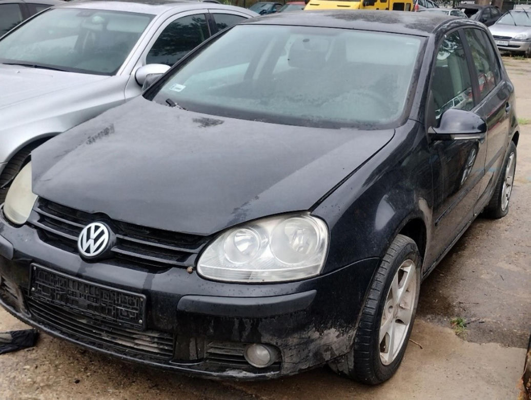 Drogowcy znów sprzedają wraki z ulicy. Wśród nich jest Chrysler w kwiatki