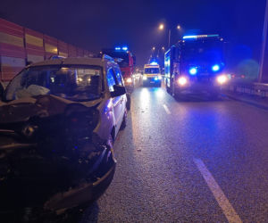 Wielka kraksa na Trasie Łazienkowskiej. Zgasł mu Opel, huknął w niego Renault