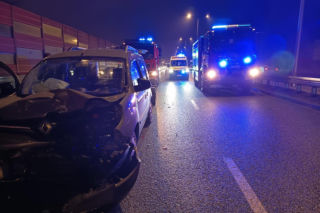 Wielka kraksa na Trasie Łazienkowskiej. Zgasł mu Opel, huknął w niego Renault