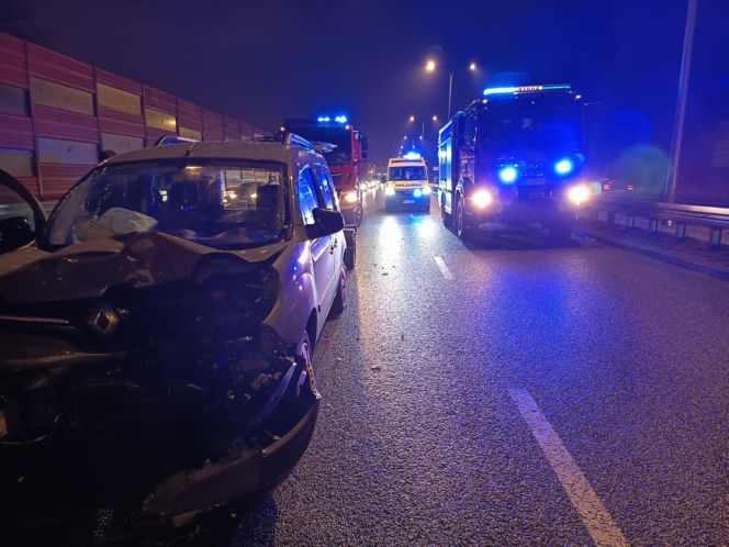 Wielka kraksa na Trasie Łazienkowskiej. Zgasł mu Opel, huknął w niego Renault