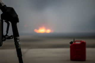 Pożar samochodu w Niemczech. Jak jedna iskra zmieniła tankowanie w płomienny koszmar?